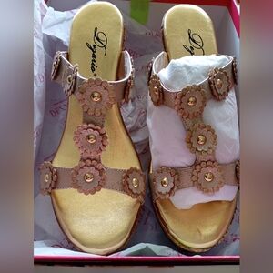 $20 START!! Dezario Platinum Gold + Tan Floral Wedge Sandals (10)